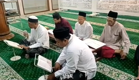 membaca al-quran setiap hari di bulan ramadhan