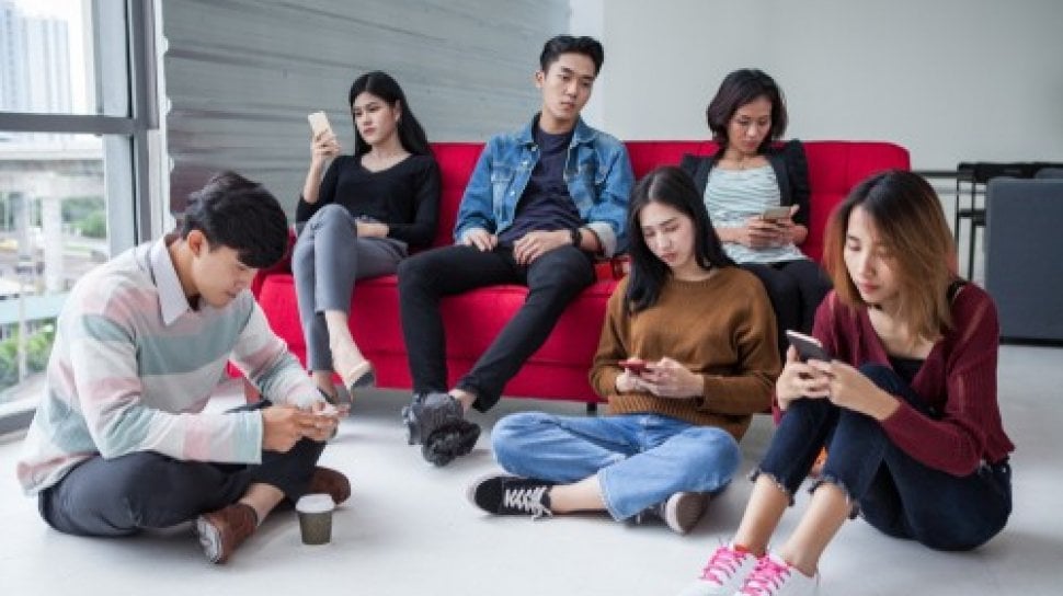 orang sibuk main hp saat kumpul keluarga