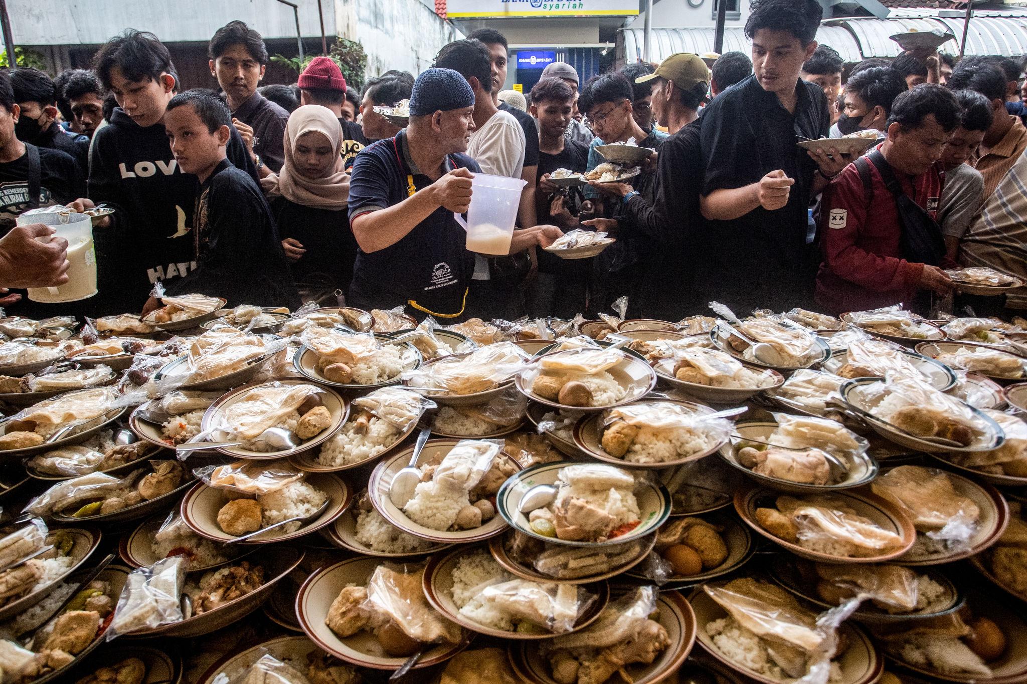 sedekah di bulan ramadhan berbagi makanan