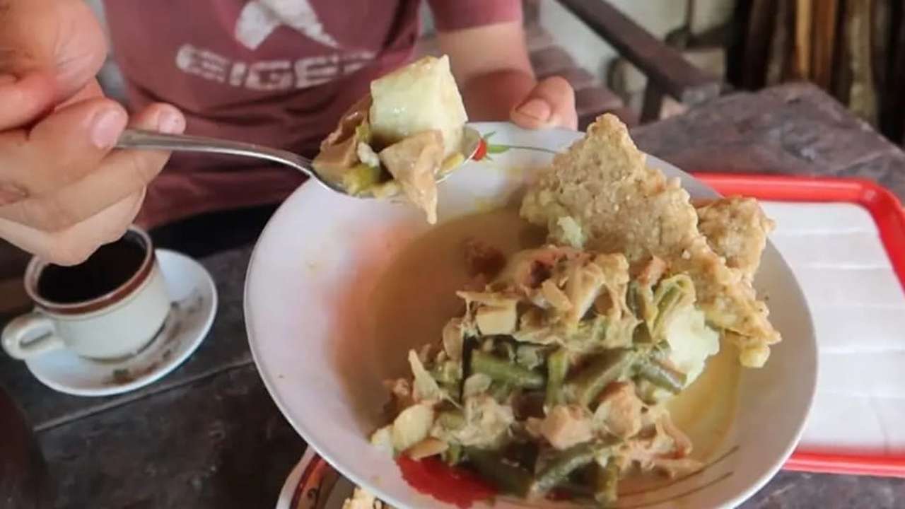 hidangan ketupat sayur tewel khas Jawa Timur
