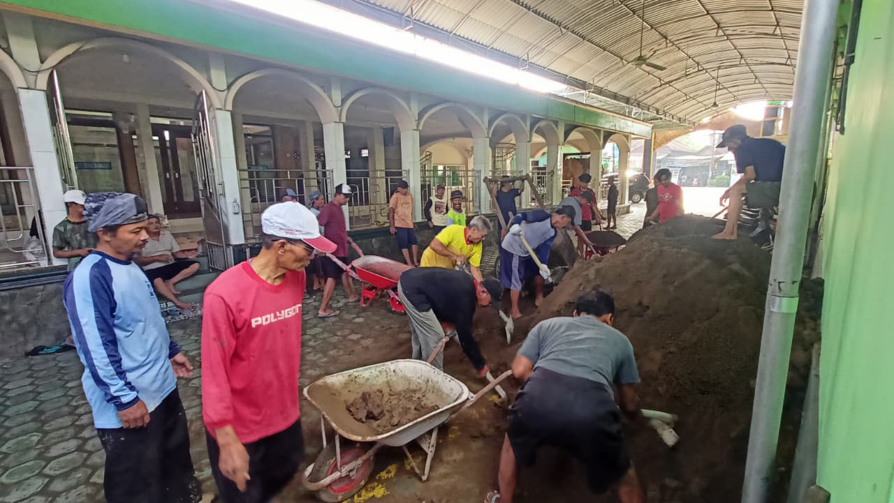 kerja bakti masjid baitur rohmah beji