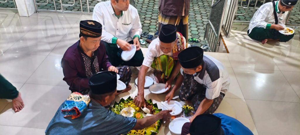 Makan Tumpeng Bersama