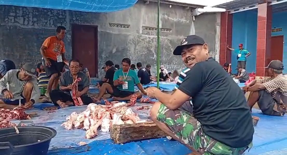 Kegiatan penyembelihan hewan kurban di Masjid Baitur Rohmah Desa Beji Kecamatan Boyolangu Tulungagung pada Iduladha 2026